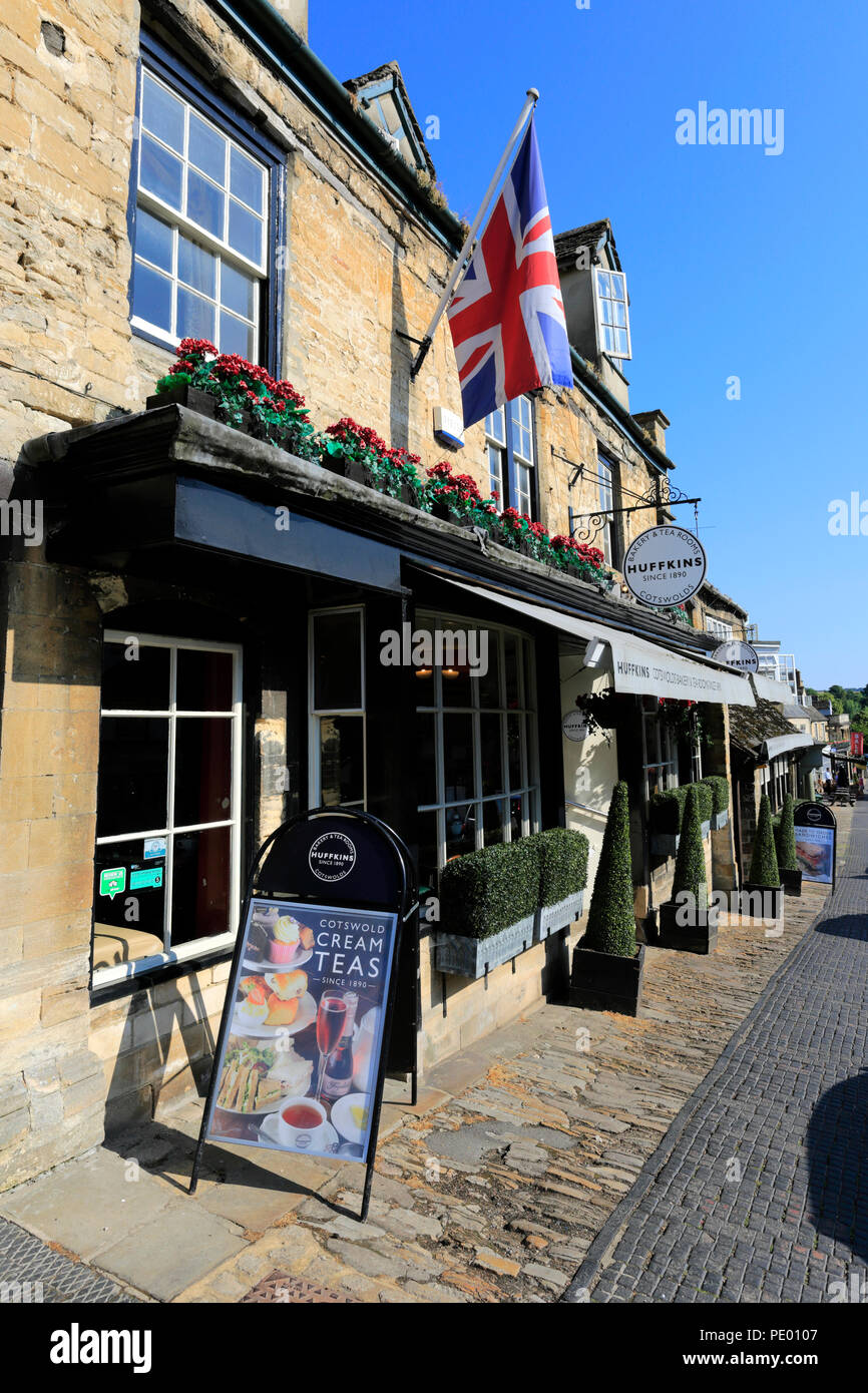 Street Scene at the Georgian Town of Burford, Oxfordshire Cotswolds, England, UK Stock Photo