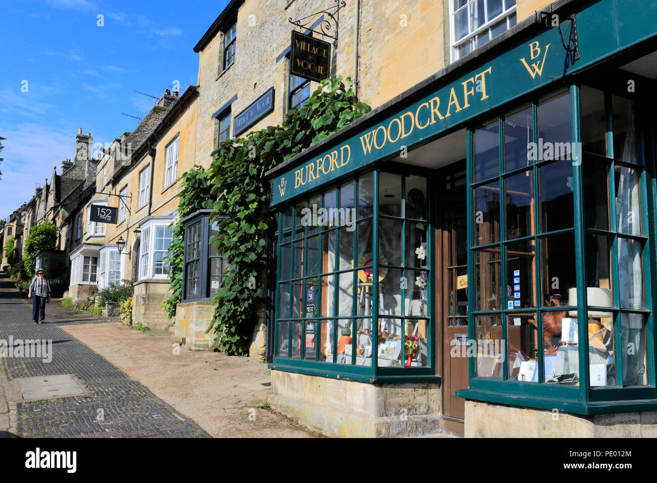 Street Scene at the Georgian Town of Burford, Oxfordshire Cotswolds, England, UK Stock Photo