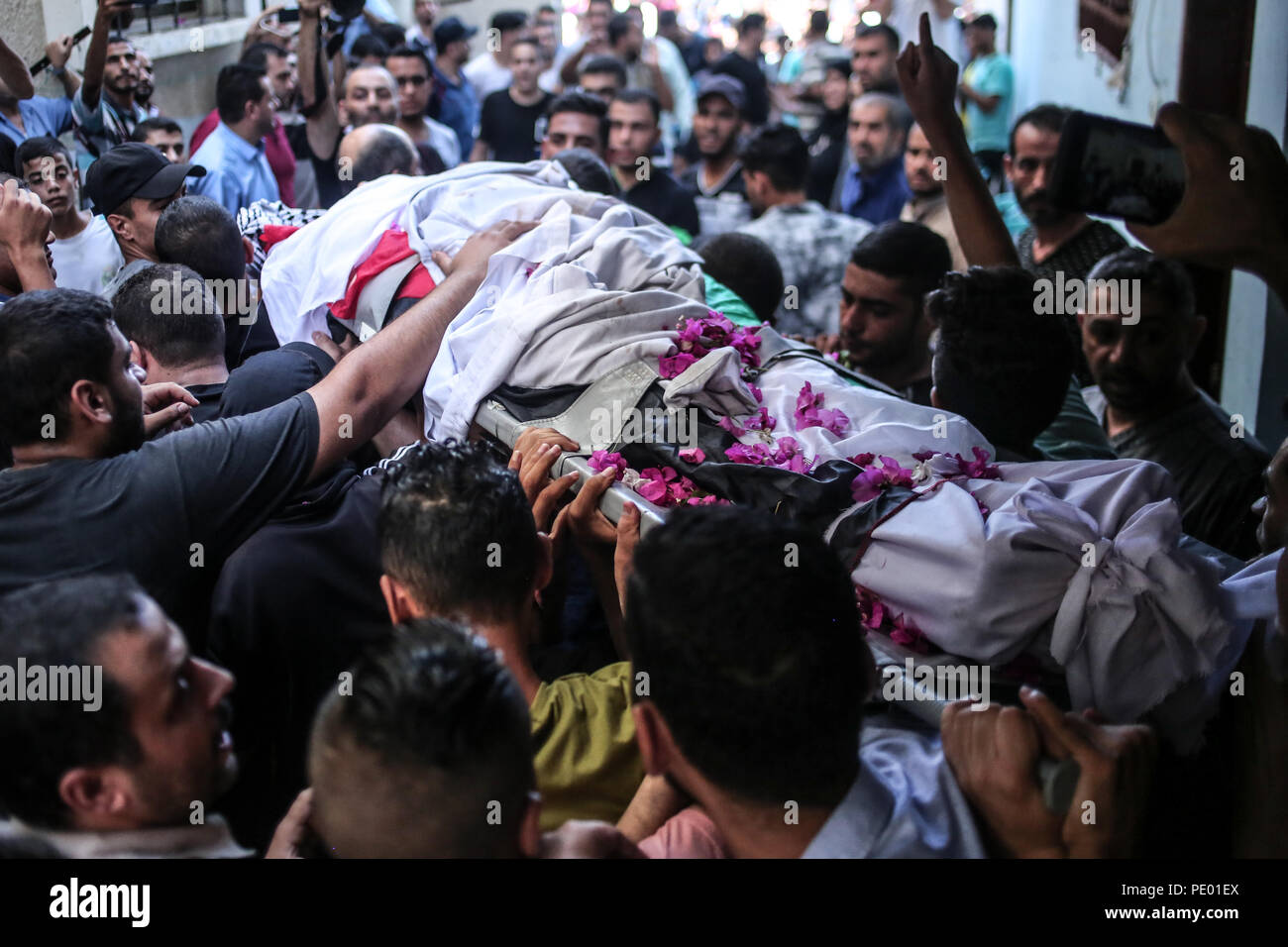 Relatives to the deceased seen mourning Funeral of Medic martyr Abdullah qutati, 22 Years old who died on the eastern border of the city of Khan Youns Stock Photo