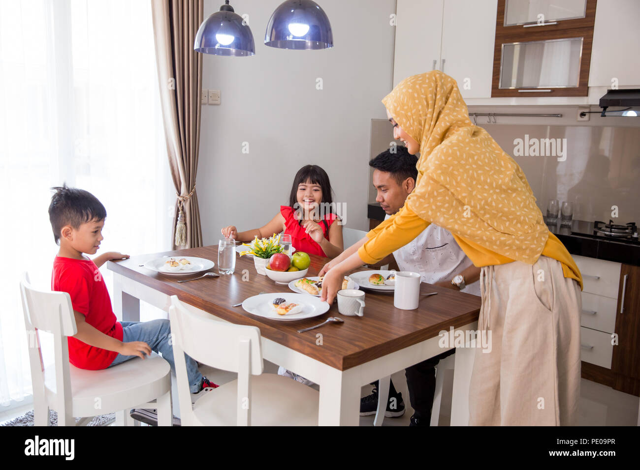 Muslim Family Meal Stock Photos & Muslim Family Meal Stock 