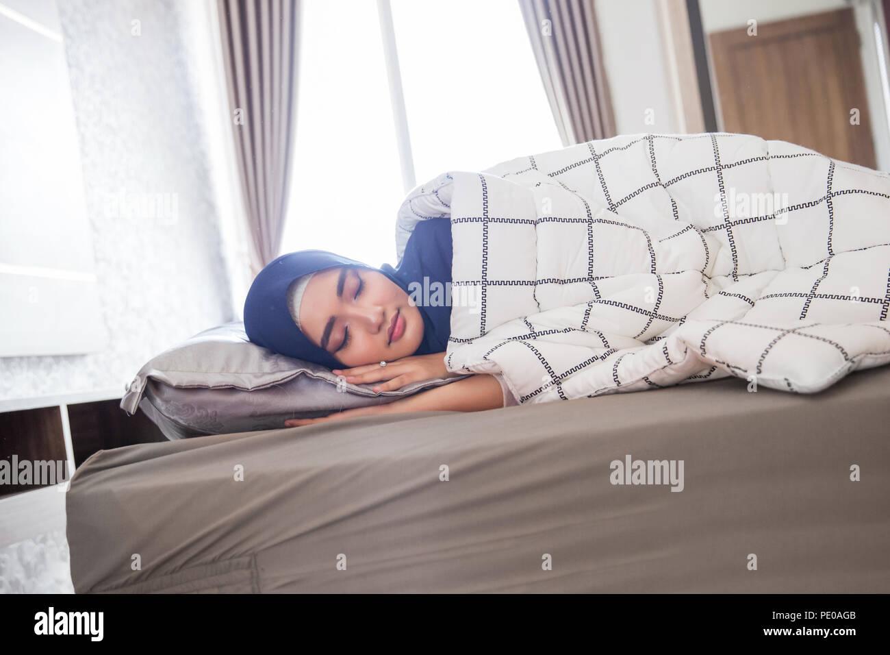 девушка в хиджабе в горах. спать hair flip. мусульманка в горах. сон мусульманки. амина никаб.