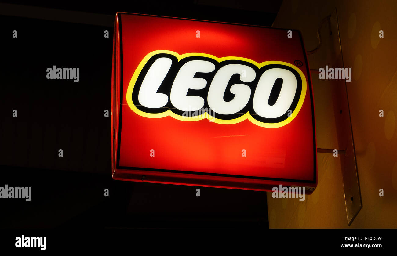 Anstændig Broom Akademi POLAND, KRAKOW - March 20, 2018: Lego logo in Bonarka City Center Stock  Photo - Alamy
