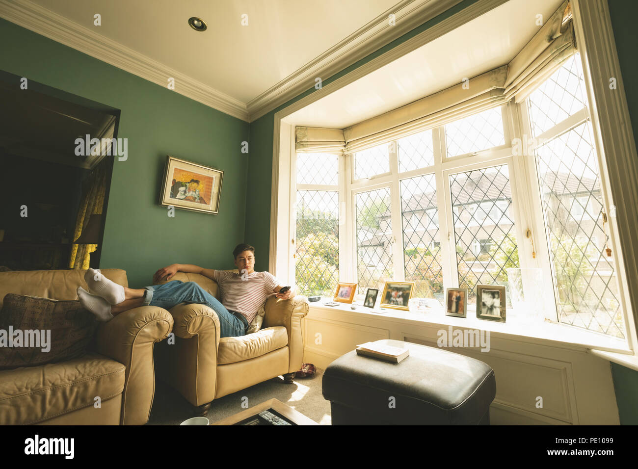 Man watching tv hires stock photography and images Alamy