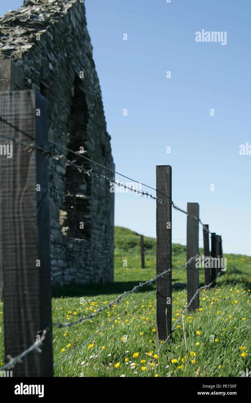 Old fence posts barbed wire hi-res stock photography and images - Alamy
