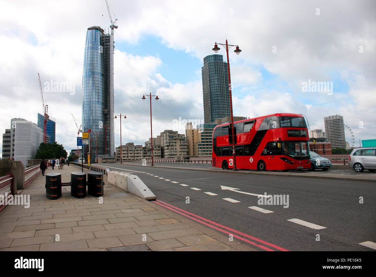 nach den letzten mit Autos veruebten islamistischen Terroranschlaegen errichtete Sperren an den Bruecken Londons, London Bridge, London, England. Stock Photo