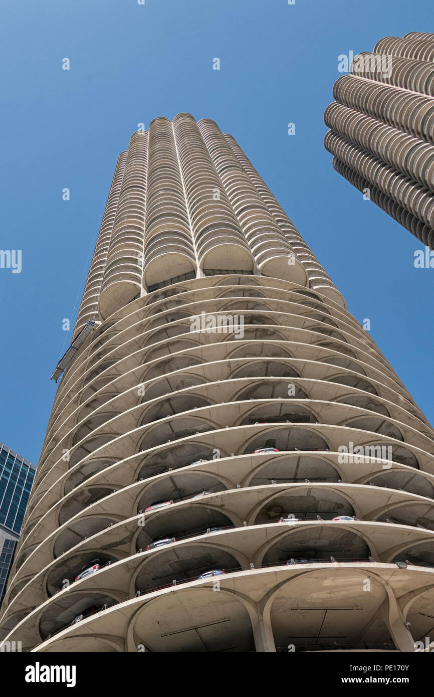 The Honeycomb Parking Garage Building in Downtown Chicago. Stock Photo -  Image of chicago, juxtaposition: 94618334