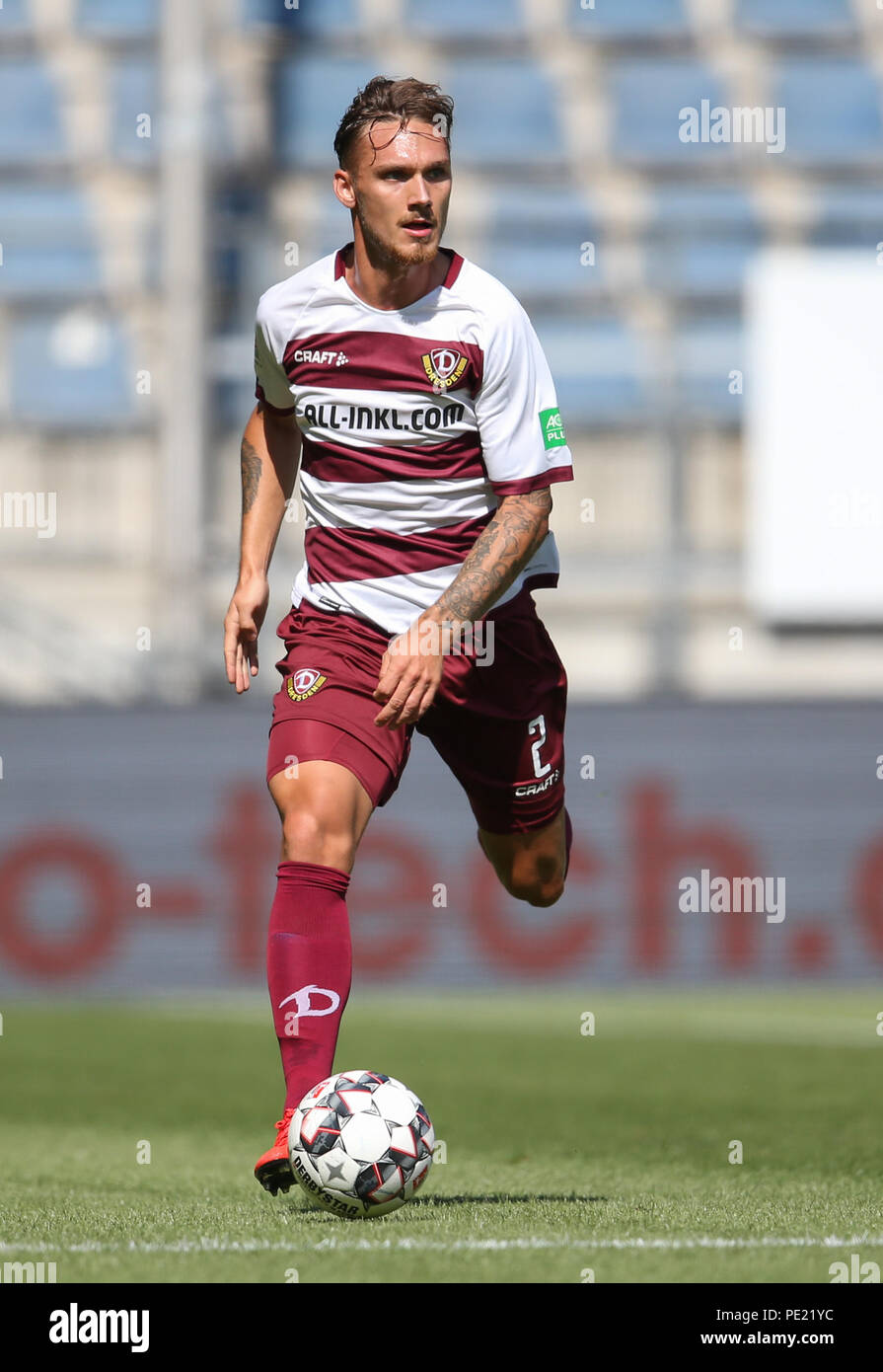 Bielefeld, Germany. 11th Aug, 2018. soccer, 2nd Bundesliga, Arminia  Bielefeld vs Dynamo Dresden, 2nd matchday in the Schueco Arena. Dresden's  Linus Wahlqvist in action. Credit: Friso Gentsch/dpa - IMPORTANT NOTICE:  DFL regulations