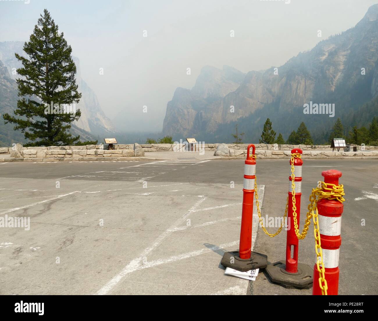 Yosemite, USA. 10th Aug, 2018. The lookout spot Glacier Point, where cars and buses normally stand, is deserted. The Yosemite Valley is one of the biggest tourist attractions in the USA. But forest fires have now made the California nature reserve a restricted area. Credit: Barbara Munker/dpa/Alamy Live News Stock Photo