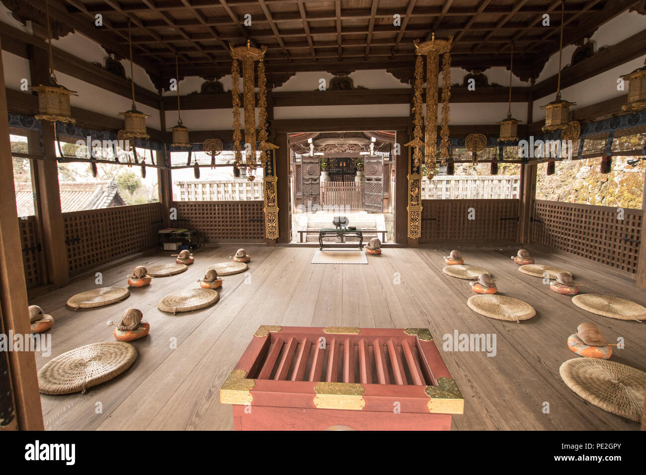 Ceremonial room of a small buddhist temple behind the Chion-in in Kyoto, Japan Stock Photo