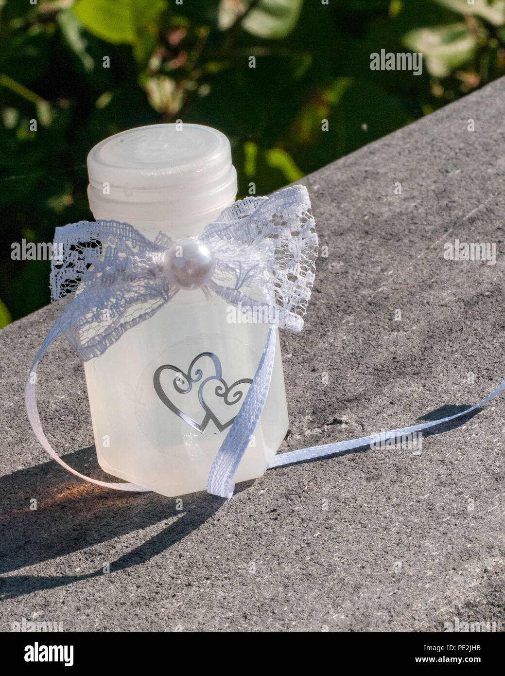wedding favors bottle of bubbles Stock Photo Alamy