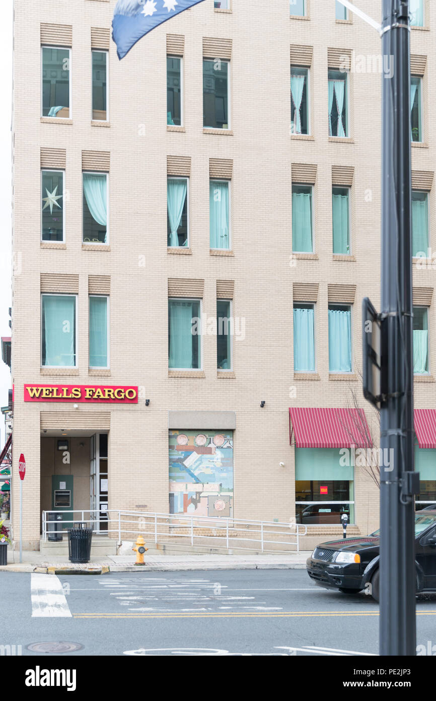 EASTON, PA - August 11, 2018: A Wells Fargo Retail Bank Branch. Wells Fargo is a Provider of Financial Services IV Stock Photo