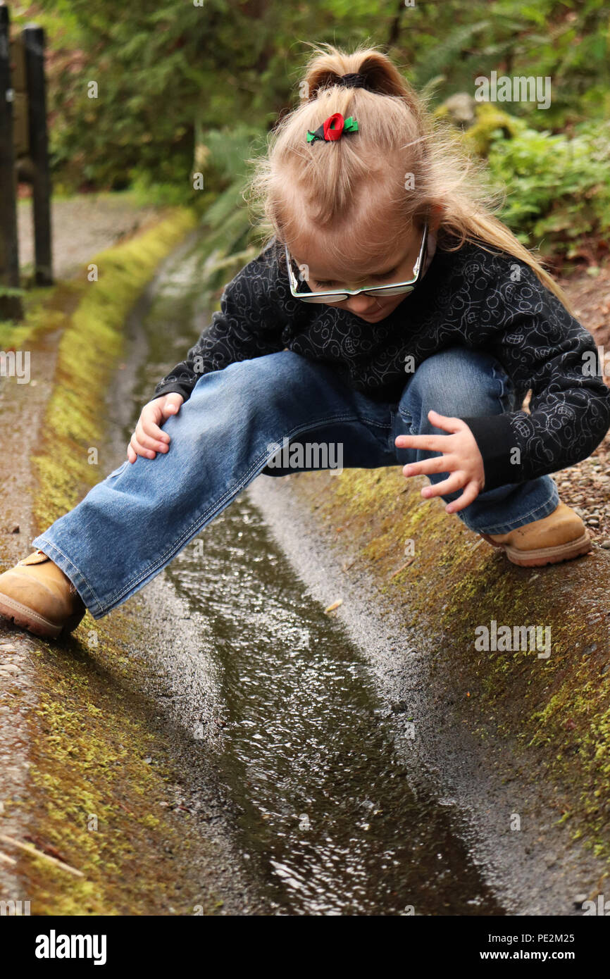 little girl pee utside 