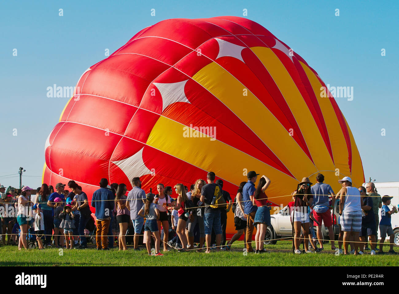 St-Jean-sur-Richelieu,Canada,11 August, 2018. Crowd of people watching  hot-air balloons being inflated.Credit:Mario Beauregard/Alamy Live News  Stock Photo - Alamy