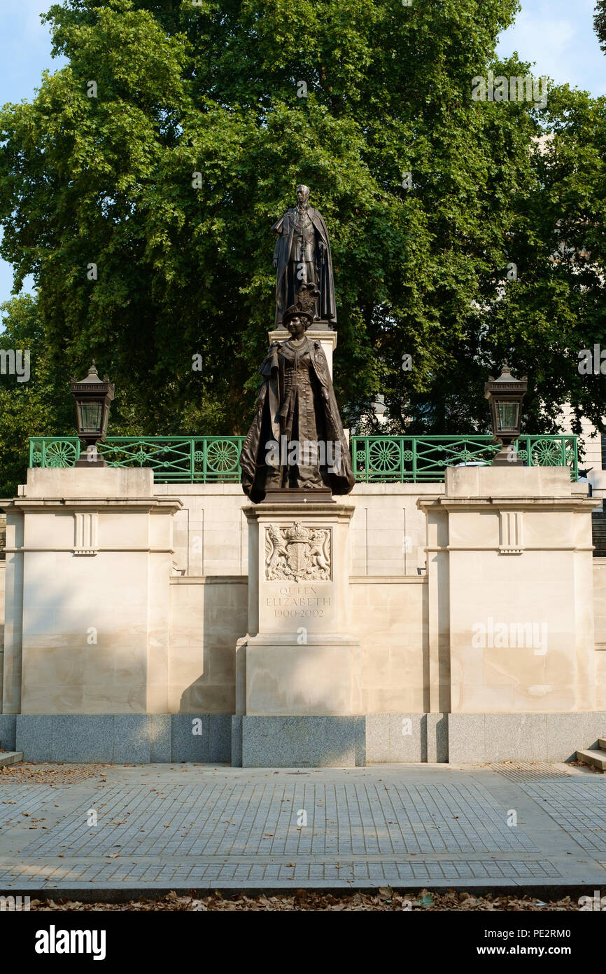 King George Vi And Queen Elizabeth Memorial In Sunlight Stock