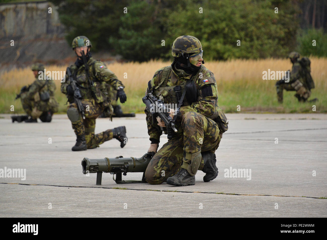 Czech army paratroopers, assigned to the 43rd Airborne Battalion, 4th Rapid Reaction Brigade, provide security as part of Exercise Sky Soldier II at the Bechyne Training Area, Czech Republic, Sept. 24, 2015. Sky Soldier is a series of bilateral exercises between the 173rd Airborne and 4th Rapid Reaction Brigades designed to increase interoperability and strengthen partnerships between NATO airborne forces. (U.S. Army photo by Visual Information Specialist Gertrud Zach/released) Stock Photo