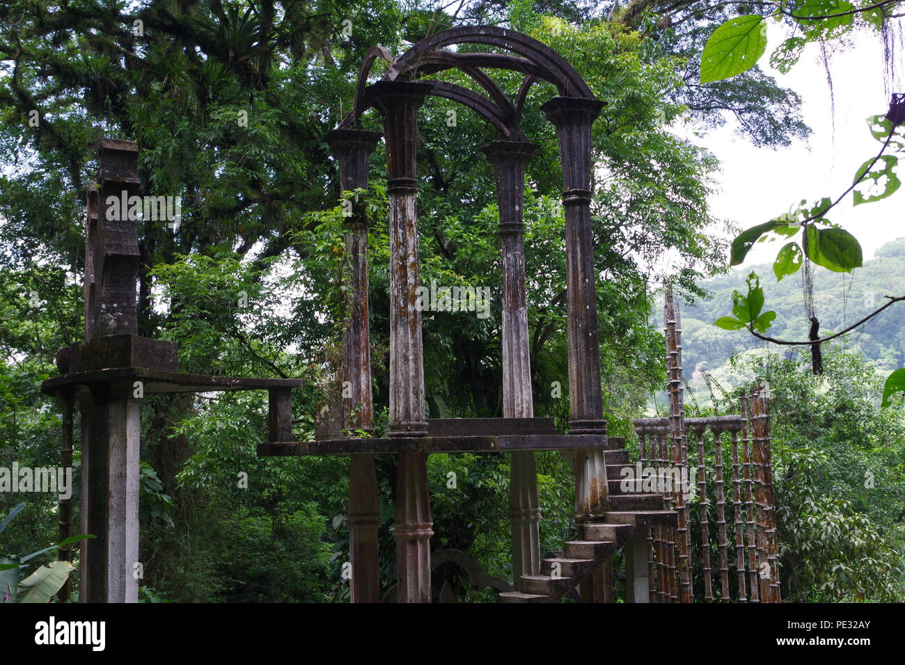 ruins in rainforest Stock Photo - Alamy