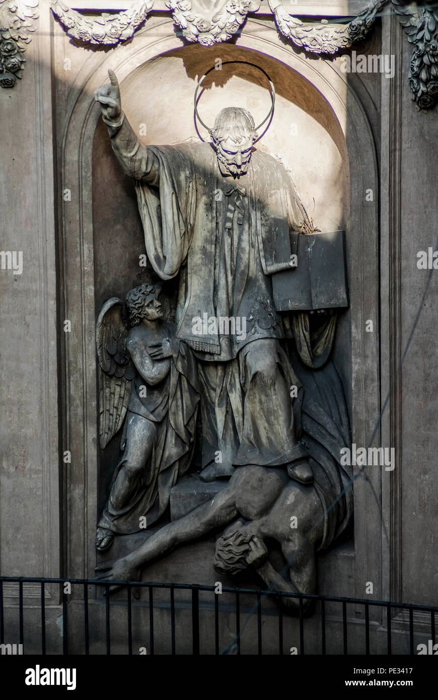 Il Santo Che Fondò L'ordine Dei Teatini PALERMO-JUNE 7:San Gaetano statue in the exterior of San Giuseppe dei