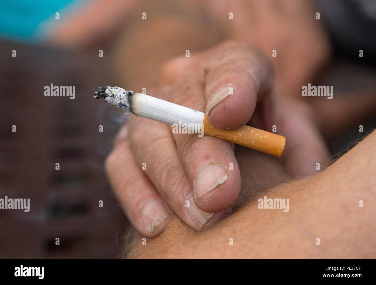 holding cigarette between middle and ring finger Man holding cigarette close up hi-res stock photography and images
