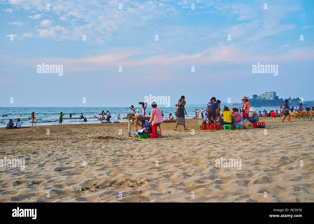 Indian family beach enjoy picnic hi-res stock photography and images ...