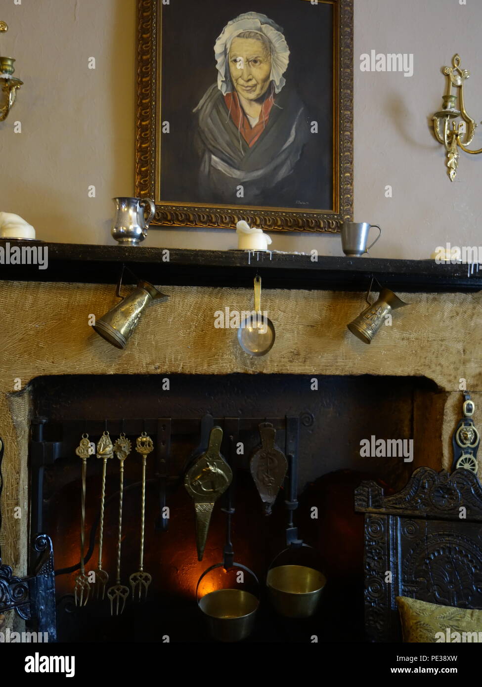 Traditional pub interior fireplace hi-res stock photography and images ...