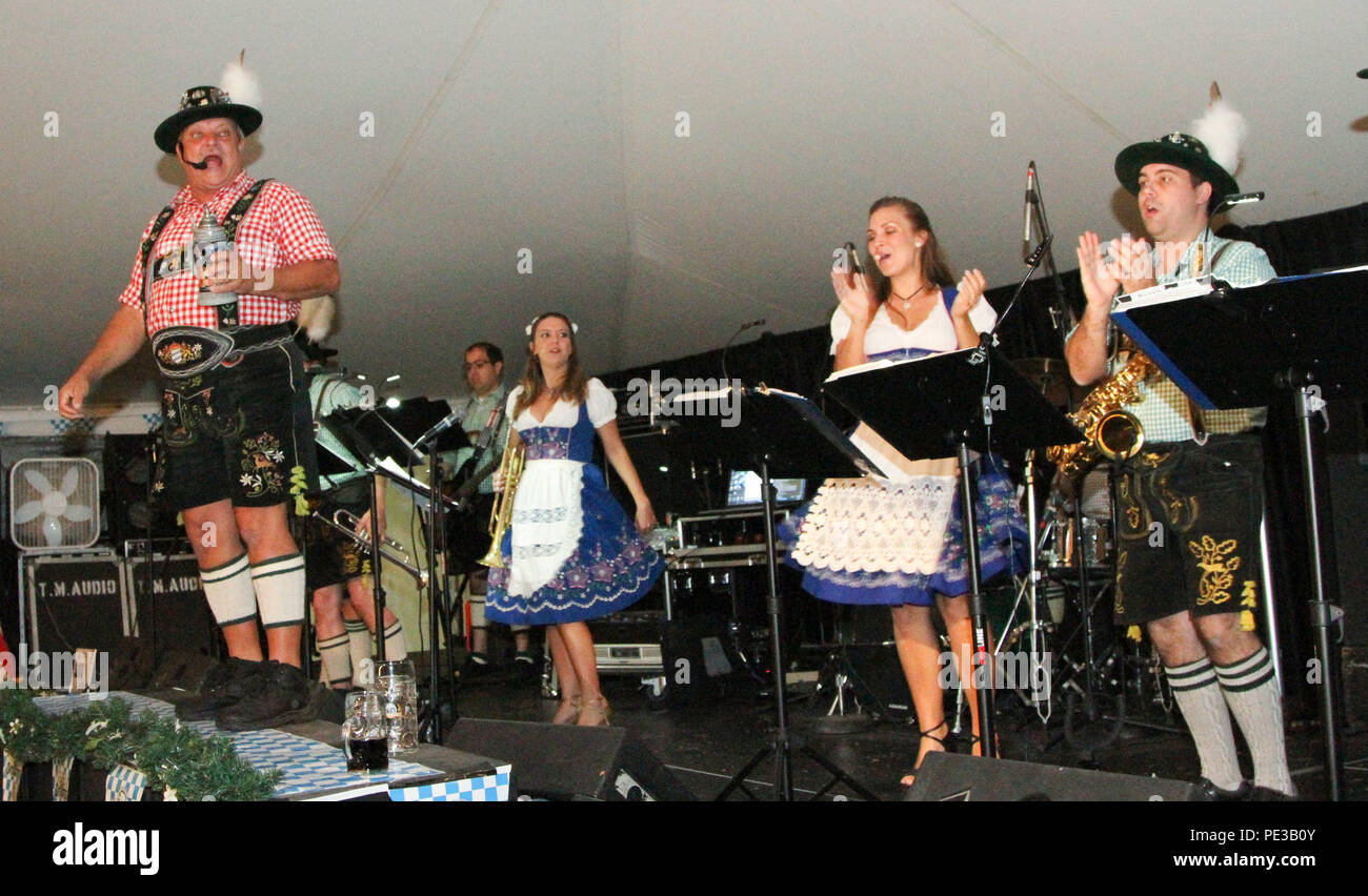 Yodeling oktoberfest hires stock photography and images Alamy