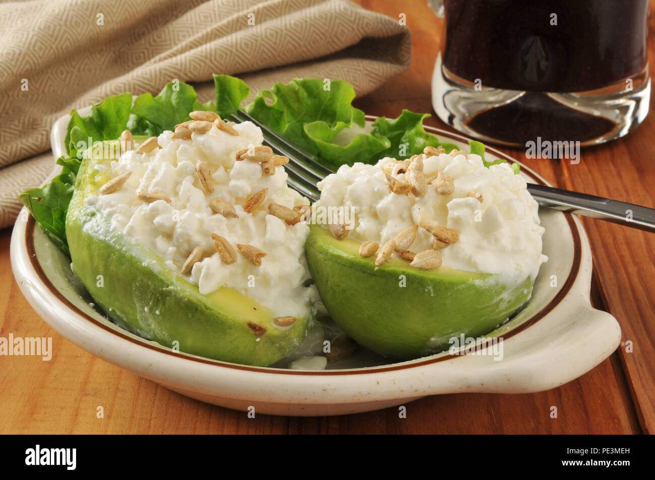 Бутерброд с хлебцами и авокадо. Крекеры с авокадо. Авокадо бутеры с авокадо. Как сделать авокадо с творожным сыром. Бутеры с авокадо и яйцом.