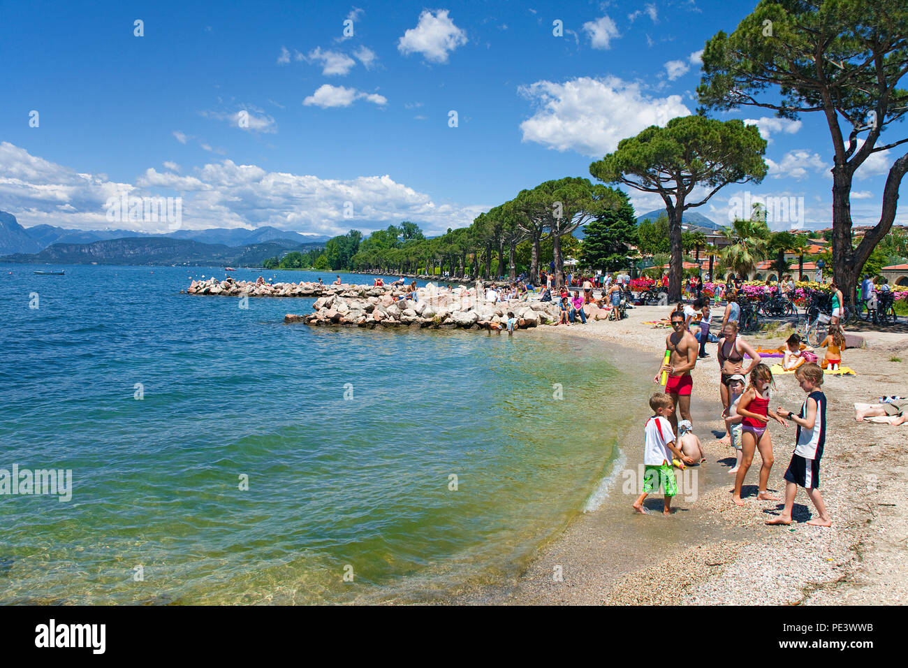 Menschen am Strand von Lazise, Gardasee, Provinz Verona, Italien | People at beach of Lazise, Garda lake, province Verona, Italy Stock Photo