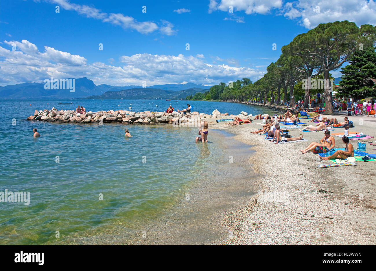 Menschen am Strand von Lazise, Gardasee, Provinz Verona, Italien | People at beach of Lazise, Garda lake, province Verona, Italy Stock Photo