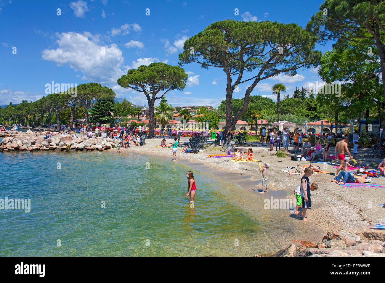 Menschen am Strand von Lazise, Gardasee, Provinz Verona, Italien | People at beach of Lazise, Garda lake, province Verona, Italy Stock Photo