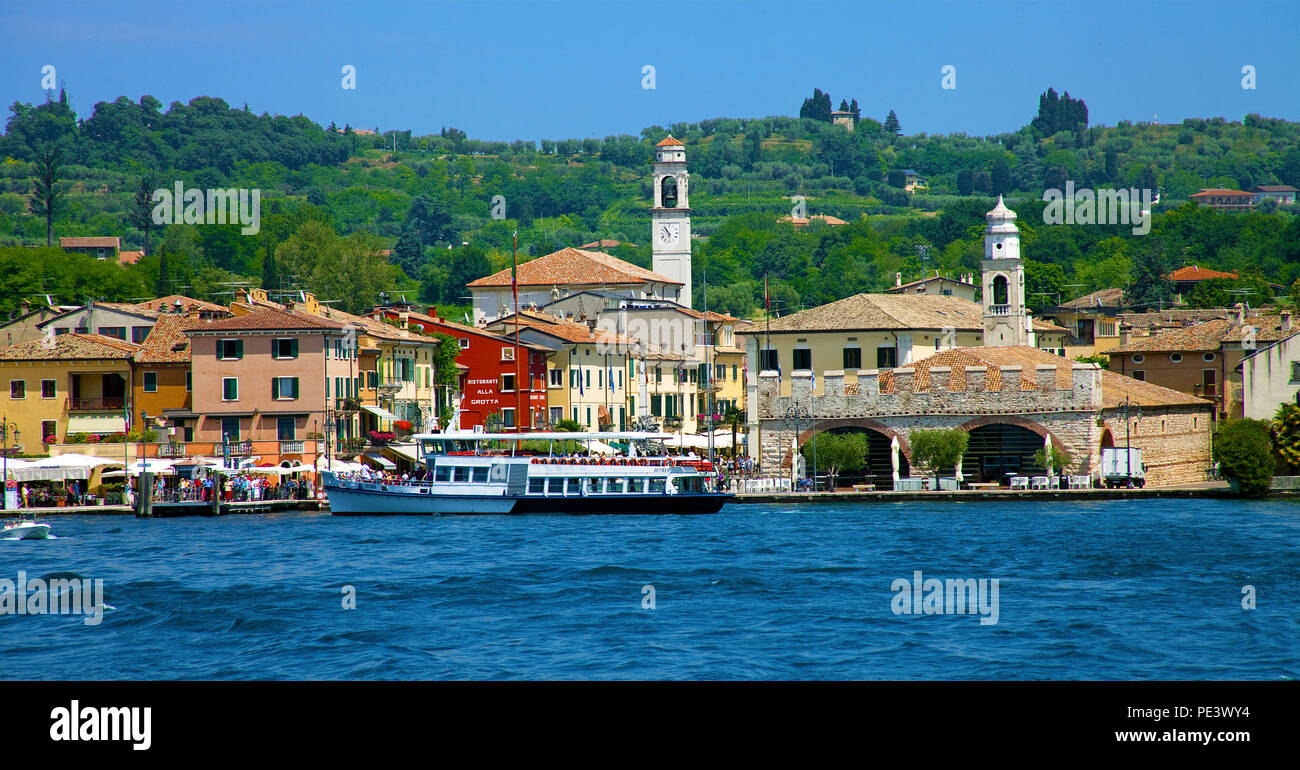 Faehre bei Lazise, Gardasee, Provinz Verona, Italien | Ferry at Lazise, province Verona, Lake Garda, Italy Stock Photo
