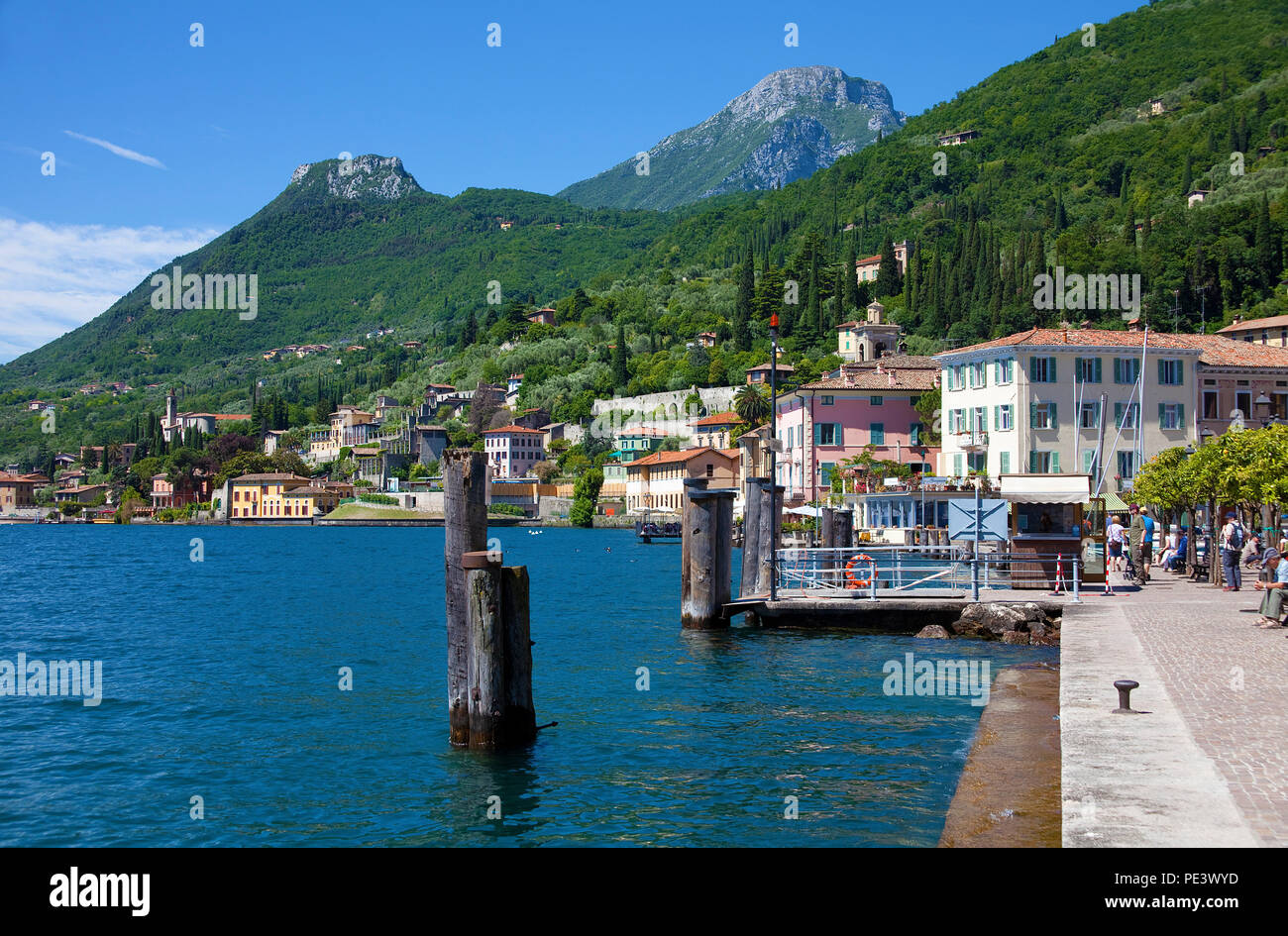 Seepromenade bei Gargnano, Gardasee, Lombardei, Provinz Brescia, Italien | Lake promenade at Gargnano, province Brescia, Garda lake, Lombardy, Italy Stock Photo