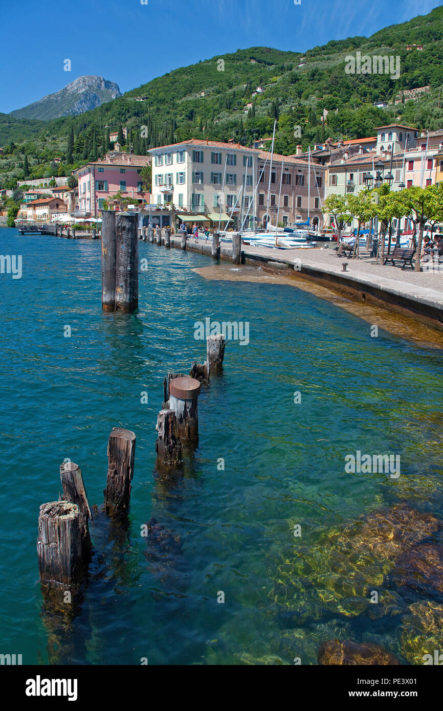 Seepromenade bei Gargnano, Gardasee, Lombardei, Provinz Brescia, Italien | Lake promenade at Gargnano, province Brescia, Garda lake, Lombardy, Italy Stock Photo