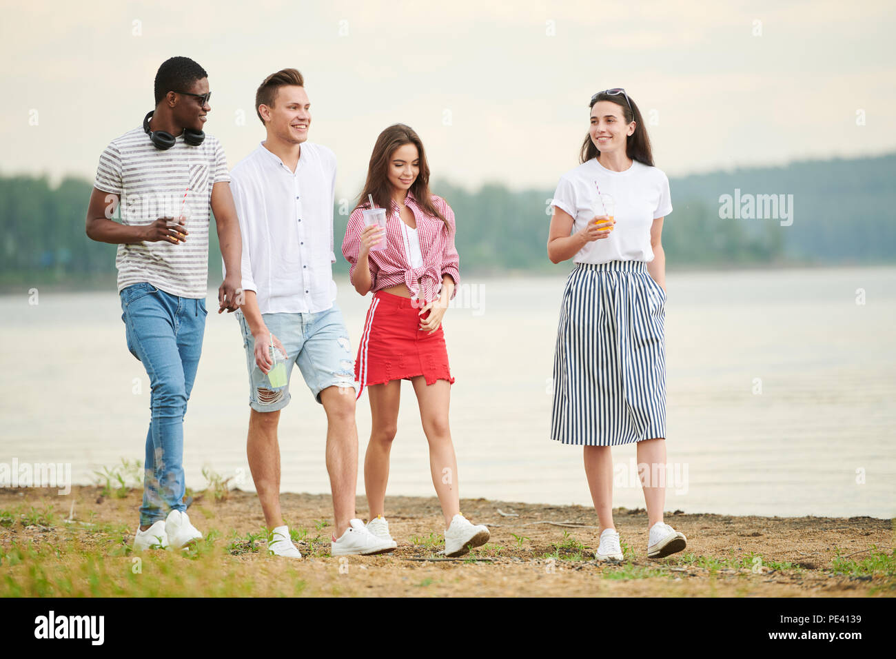 Casual young people group hi-res stock photography and images - Alamy