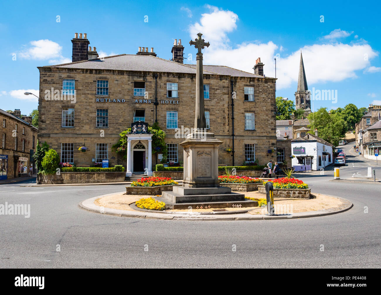 Rutland Square in Bakewell with the Rutland Arms Hotel  traffic island and memorial cross Derbyshire UK Stock Photo