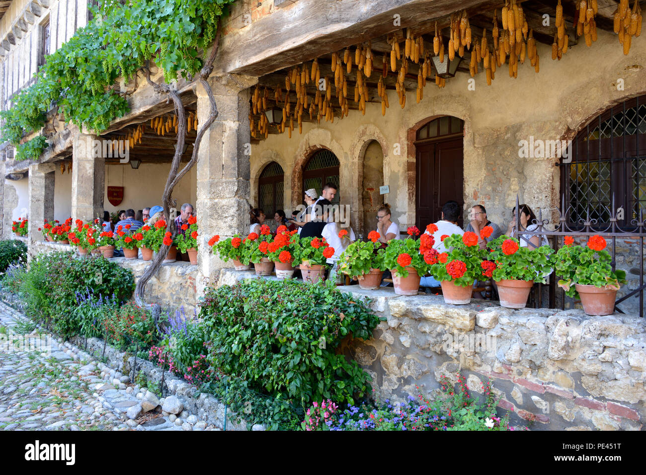 Pretty village setting hi-res stock photography and images - Alamy