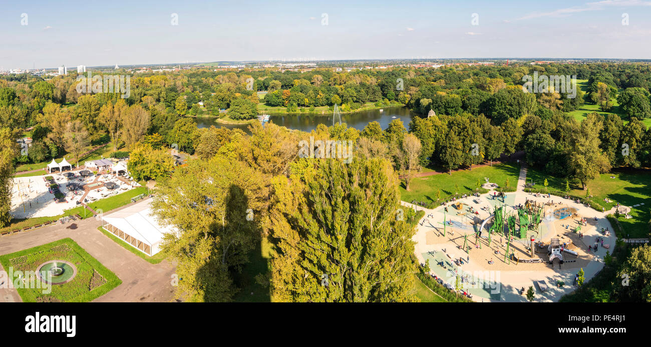 Parklandschaft mit Bäumen lädt zum Wandern ein. Stock Photo