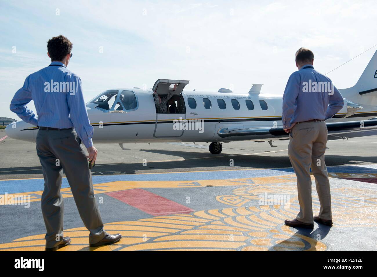 N Ei558 047 Naval Air Facility Atsugi Japan Oct 6 15 Members Of The U S Embassy Tokyo Watch As The Doors To Deputy Secretary Of State Antony J Blinken S Plane Close Before Takeoff On