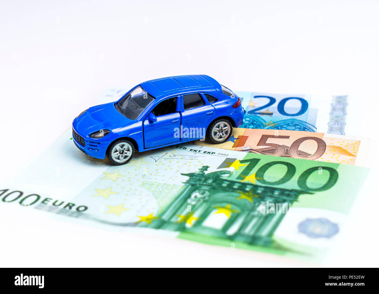 Modellauto und Euro Scheine, Studioaufnahme Stock Photo