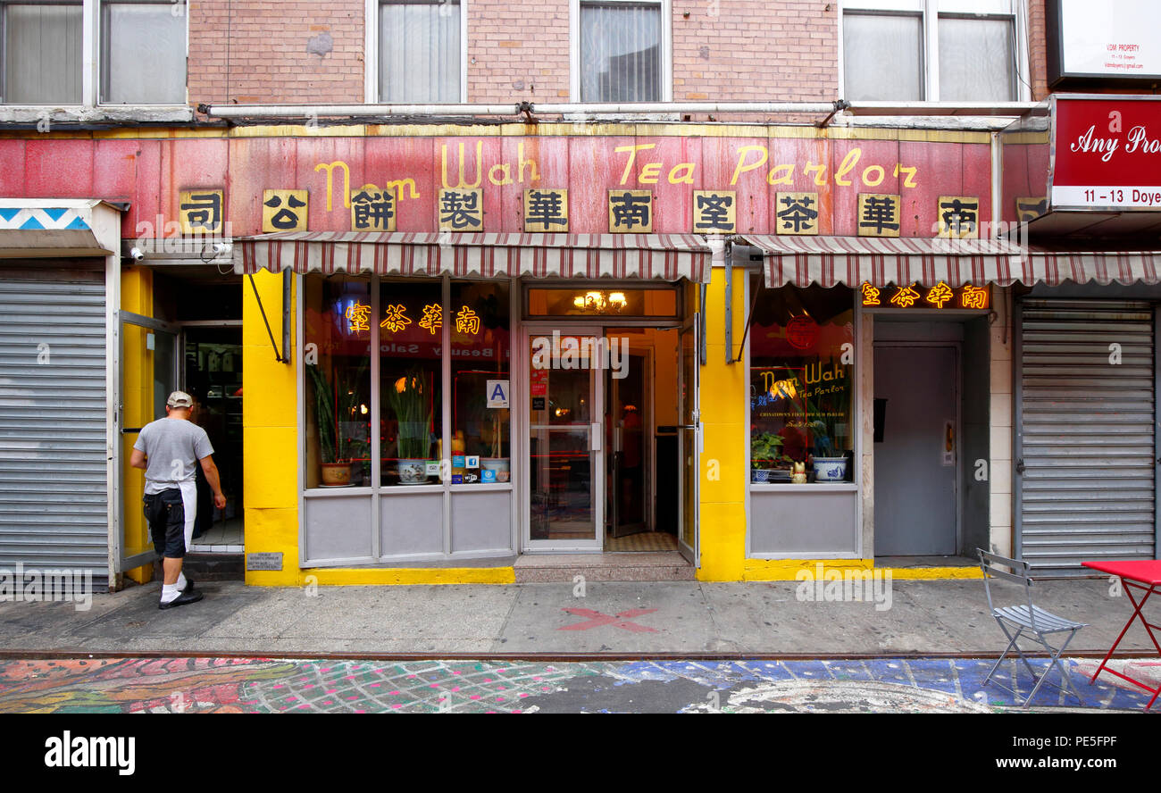 Nom Wah Tea Parlor 南华茶室 13 Doyers St New York Ny Exterior Storefront Of A Dim Sum Restaurant In Manhattan Chinatown Stock Photo Alamy