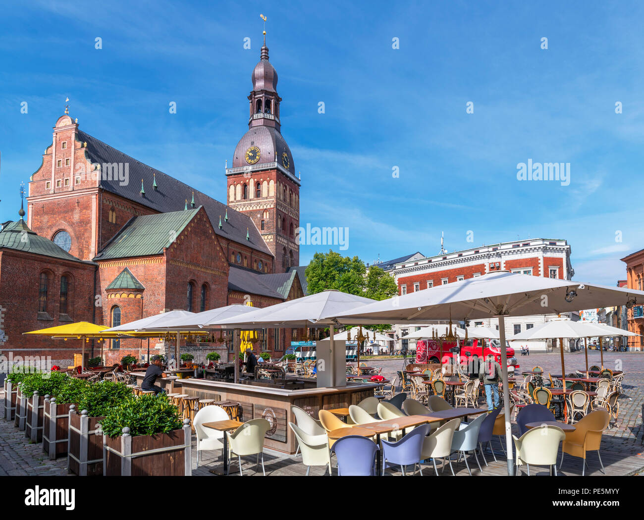 Cafe in Doma Laukums (Cathedral Square) with Riga Cathedral (Rigas Doms) behind, Old Riga (Vecriga), Riga, Latvia Stock Photo