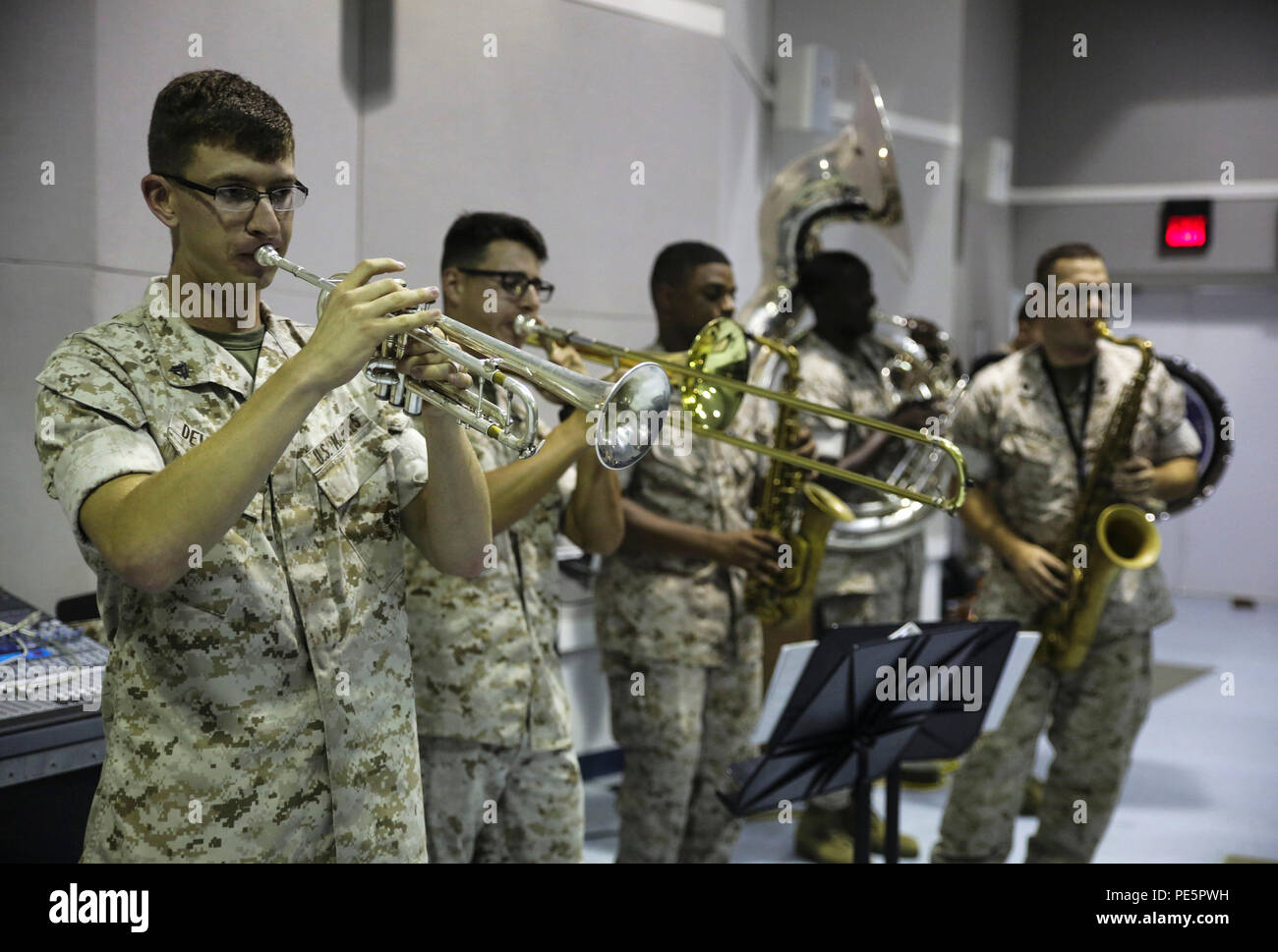 Marines with the 2nd Marine Division Band rehearse for Amber N. Carter, a resident of Hubert, N.C., during her visit to the band’s command post at Camp Lejeune, N.C., Sept. 29, 2015. Amber always dreamed of joining the Marine Corps, but could not due to William’s syndrome. Staff Sgt. Isaiah Riley, a mess chief with 10th Marine Regiment, brought her and her family aboard the base to watch the band play. (U.S. Marine Corps photo by Cpl. Paul S. Martinez/Released) Stock Photo