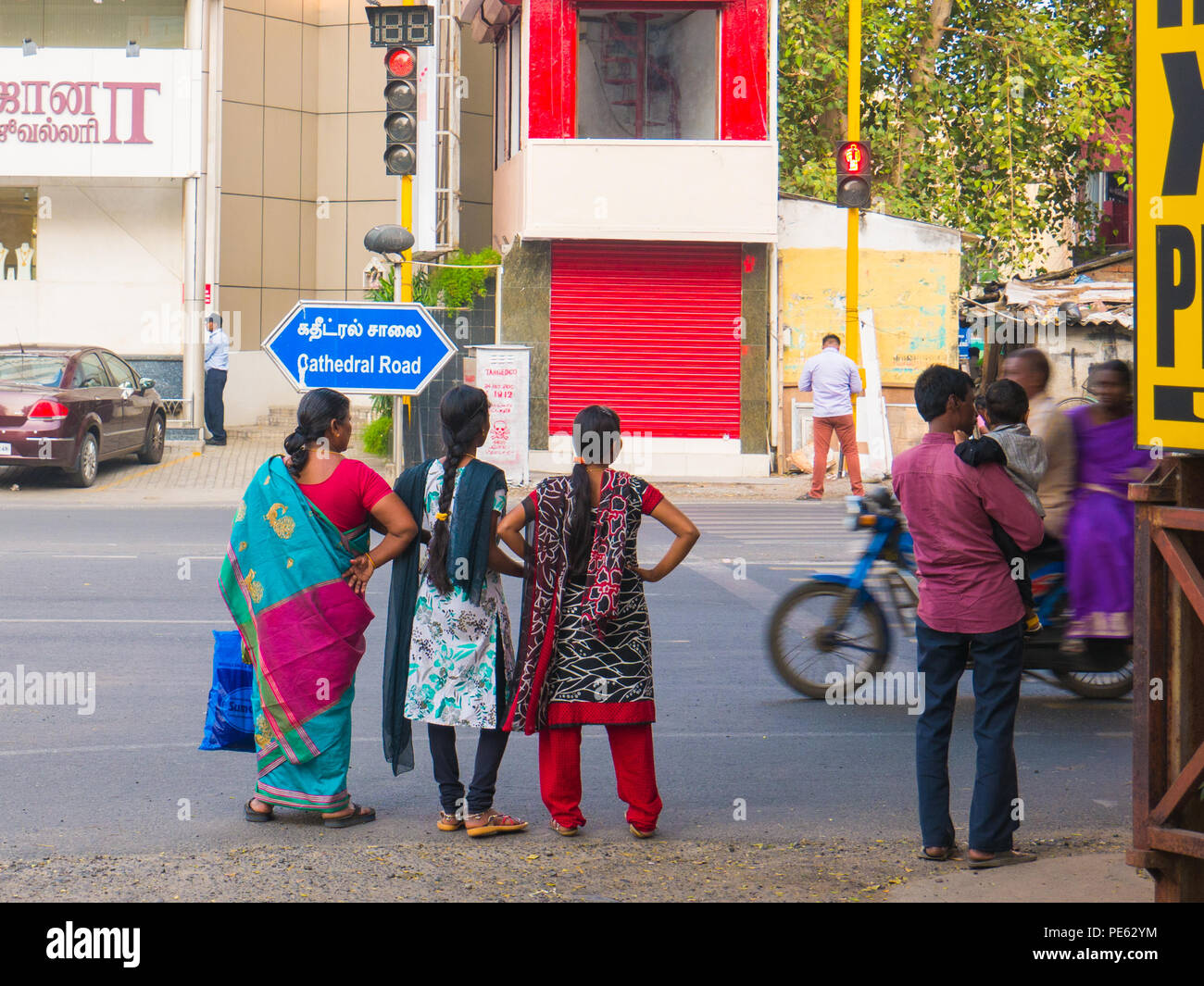 India pedestrian crossing traffic hi-res stock photography and images ...
