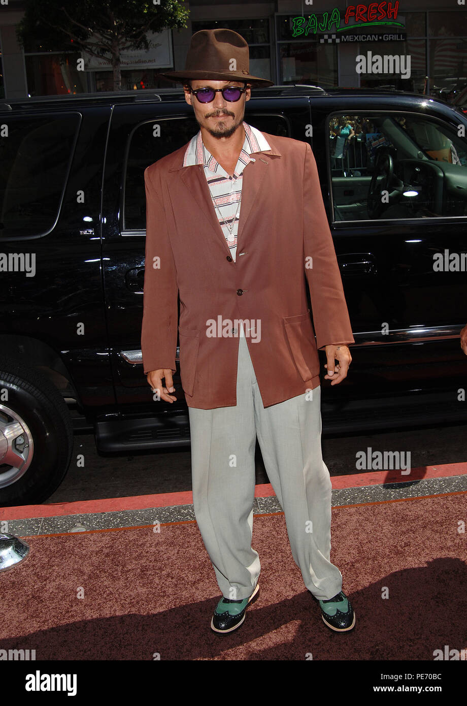 Johnny Depp arriving at the Charlie And The Chocolat Factory Premiere at the Chinese Theatre In Los Angeles. Jyly 10, 2005. DeppJohnny019 Red Carpet Event, Vertical, USA, Film Industry, Celebrities,  Photography, Bestof, Arts Culture and Entertainment, Topix Celebrities fashion /  Vertical, Best of, Event in Hollywood Life - California,  Red Carpet and backstage, USA, Film Industry, Celebrities,  movie celebrities, TV celebrities, Music celebrities, Photography, Bestof, Arts Culture and Entertainment,  Topix, vertical, one person,, from the year , 2005, inquiry tsuni@Gamma-USA.com Fashion - Fu Stock Photo