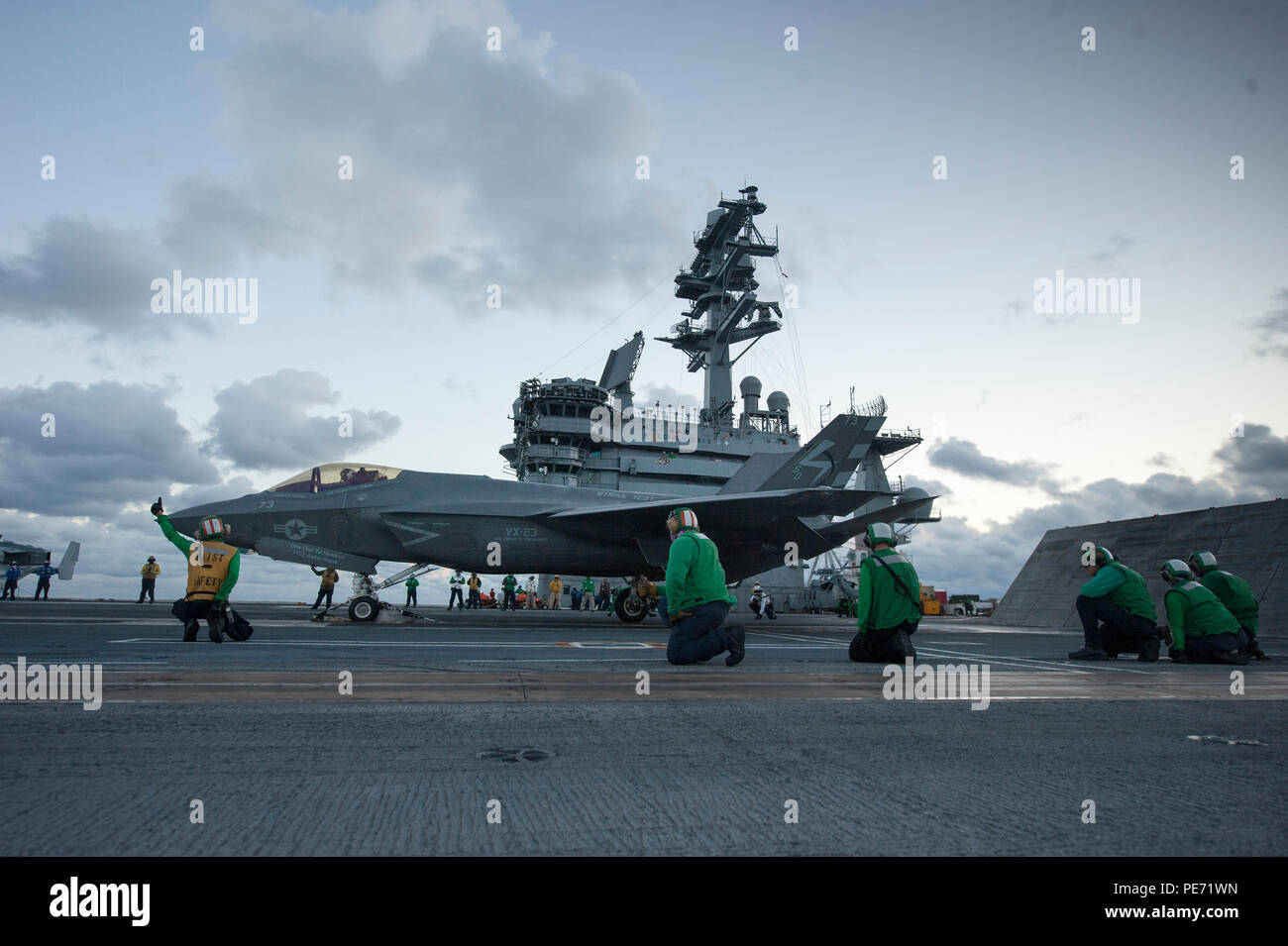 Atlantic Ocean Oct 5 15 Flight Deck Personnel From Uss Dwight D Eisenhower Cvn 69 Prepare For The Catapult Launch Of Aircraft 73 Cf 03 Piloted By Lt Chris Tj Karapostoles Pax River Itf