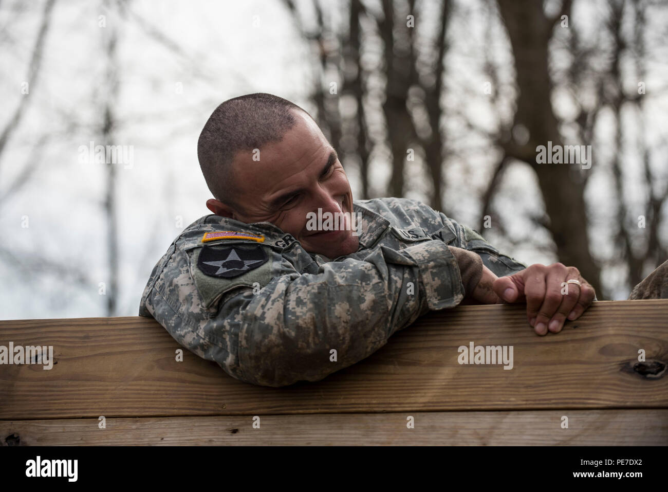 Soldiers obstacle course machine guns hi-res stock photography and ...