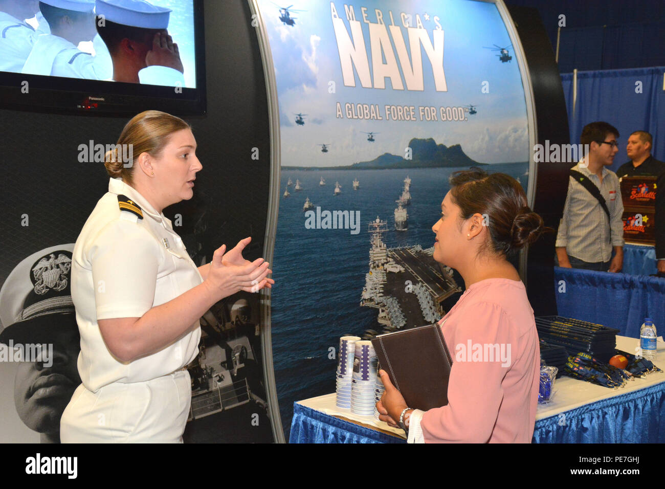 EDINBURG, Texas (Oct. 9, 2015) Chippewa Falls, Wis. native, Lt. Cmdr. Jamie Erickson, operations officer with Navy Recruiting District San Antonio, speaks with an student about a career in the U.S. Navy during a the Career Expo held at the 2015 Hispanic Engineering, Science and Technology Week (HESTEC) on the campus of the University of Texas-Rio Grande Valley (UTRGV). Chippewa Falls, Wis. native, Lt. Cmdr. Jamie Erickson, operations officer with Navy Recruiting District San Antonio, speaks with an student about a career in the U.S. Navy during a the Career Expo held at the 2015 Hispanic Engin Stock Photo