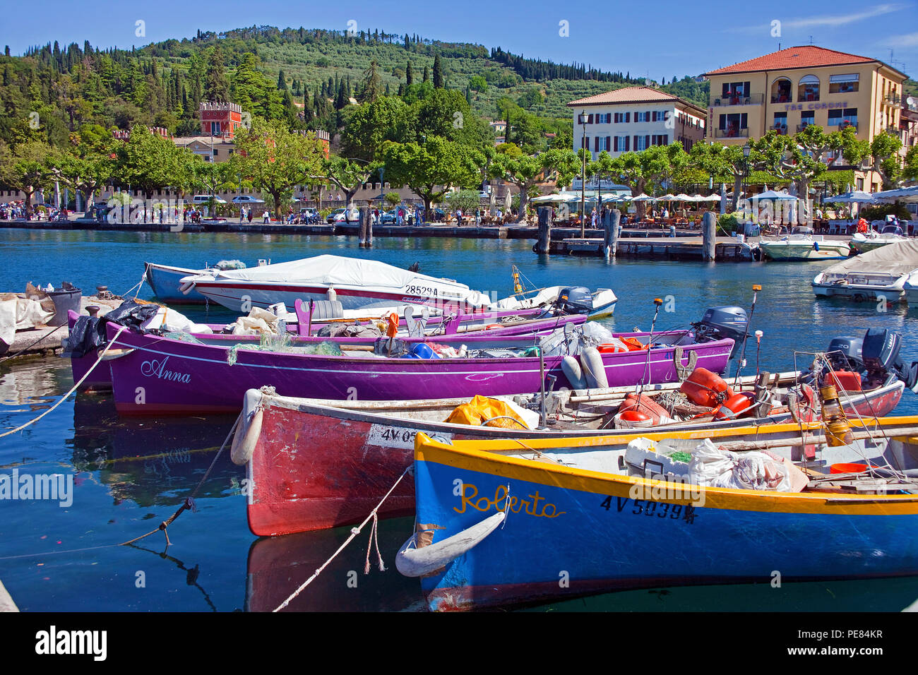 Boote im Hafen von Garda, Gardasee, Provinz Verona, Italien | Boats at the harbour of Garda, province Verona, Lake Garda, Lombardy, Italy Stock Photo
