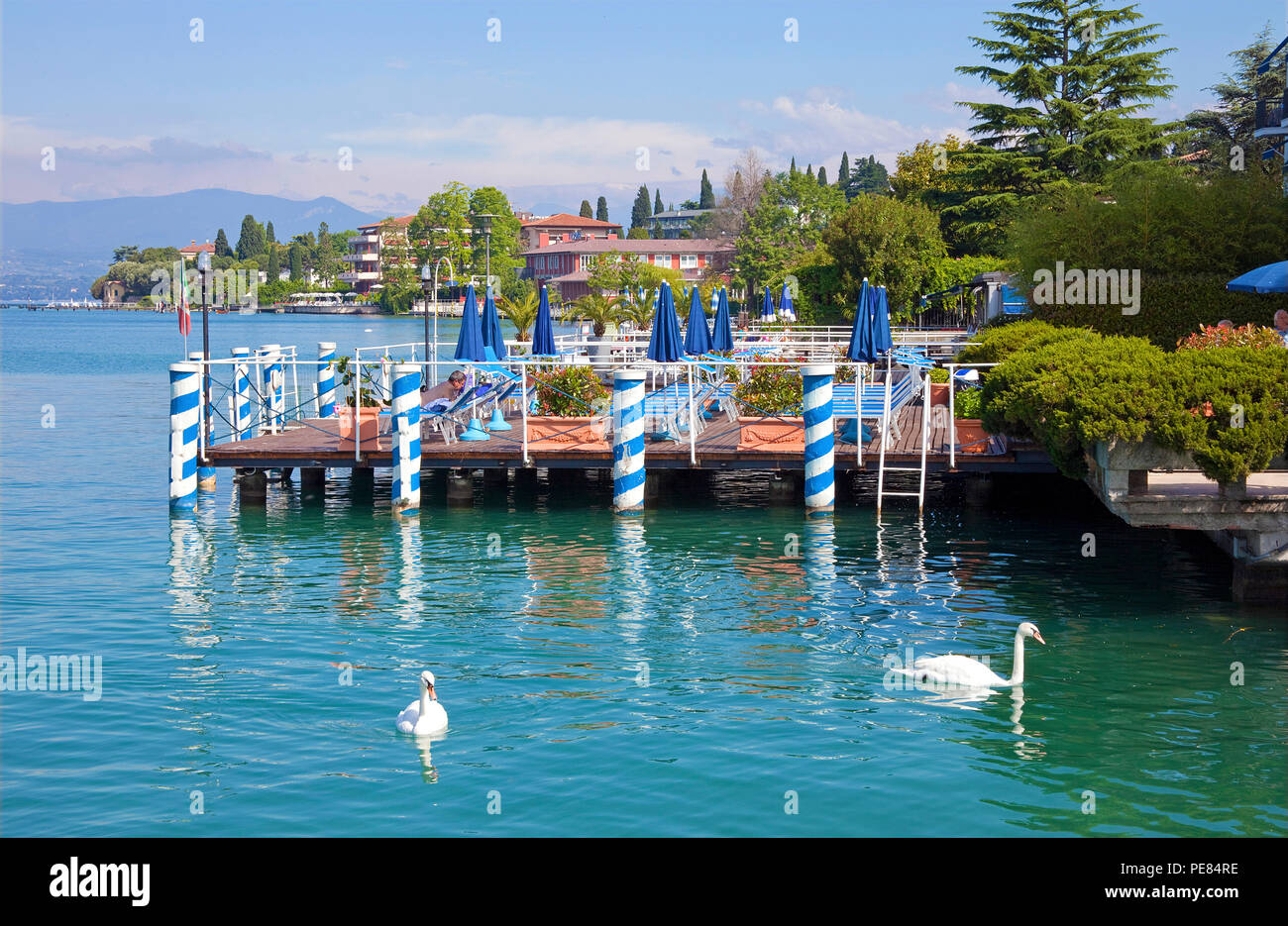 Sonnendeck am Seeufer von Sirmione, Gardasee, Lombardei, Italien | Sun deck at lakeside of Sirmione, Lake Garda, Lombardy, Italy Stock Photo