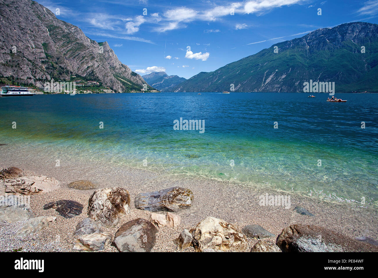 Strand von Limone, Limone sul Garda, Gardasee, Lombardei, Italien | Beach of Limone, Limone sul Garda, Garda lake, Lombardy, Italy Stock Photo