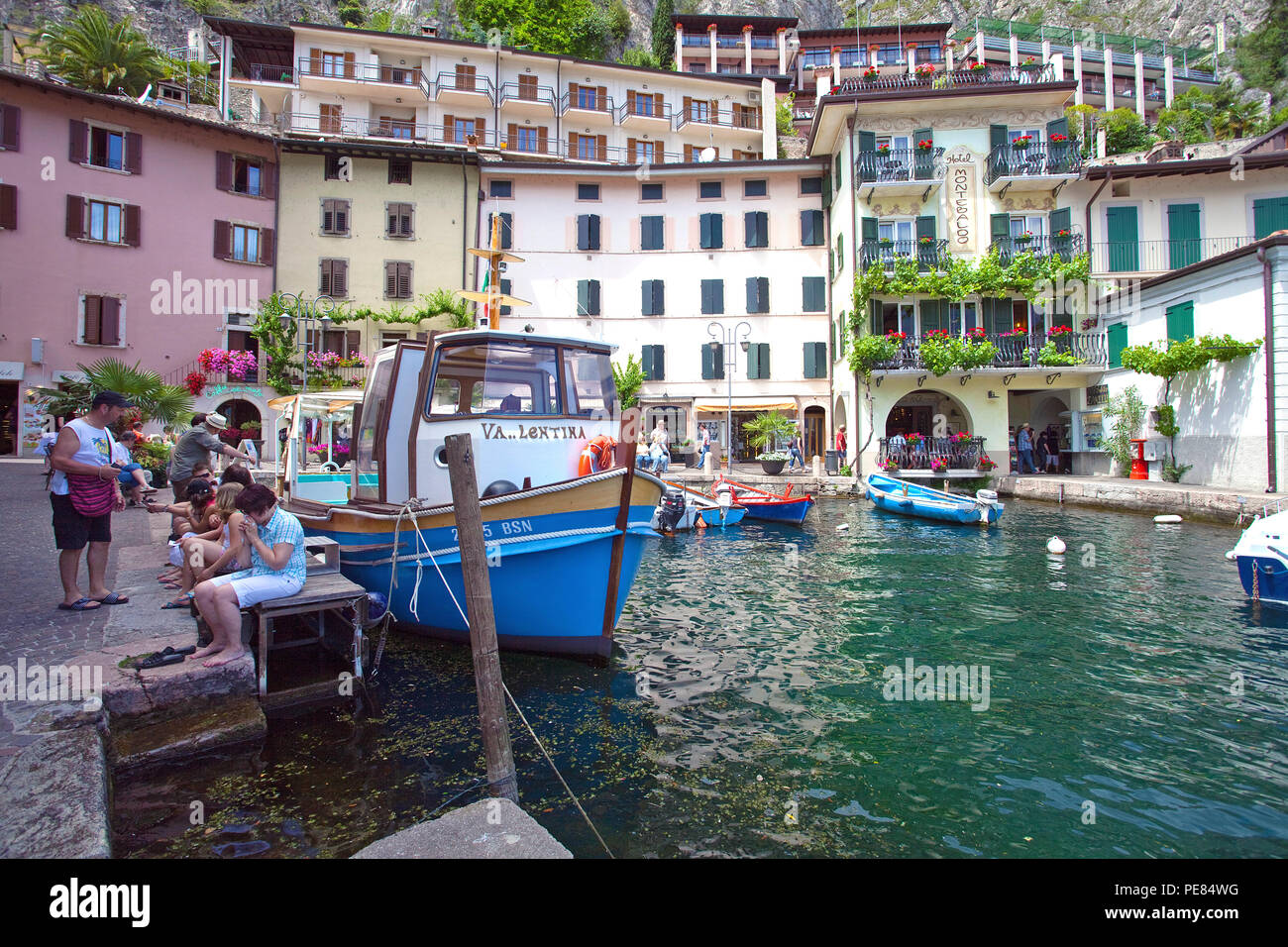 Hafen von Limone, Limone sul Garda, Gardasee, Lombardei, Italien | Harbour of Limone, Limone sul Garda, Lake Garda, Lombardy, Italy Stock Photo